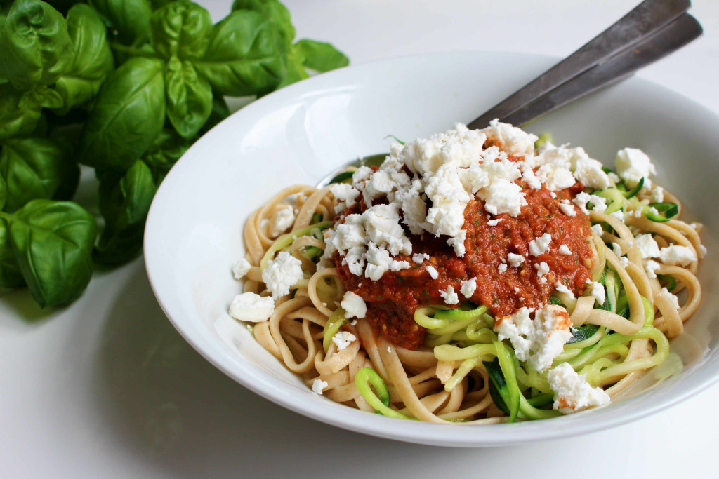 Zucchininudeln mit Tomatenpesto