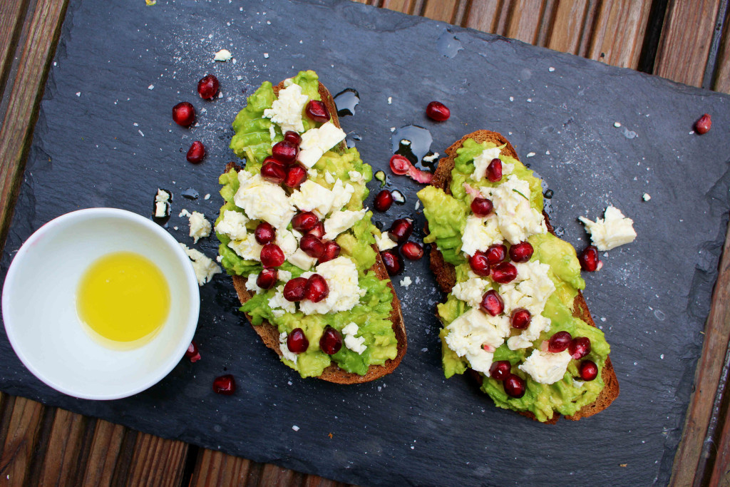 Avocado Granatapfel Feta Brot