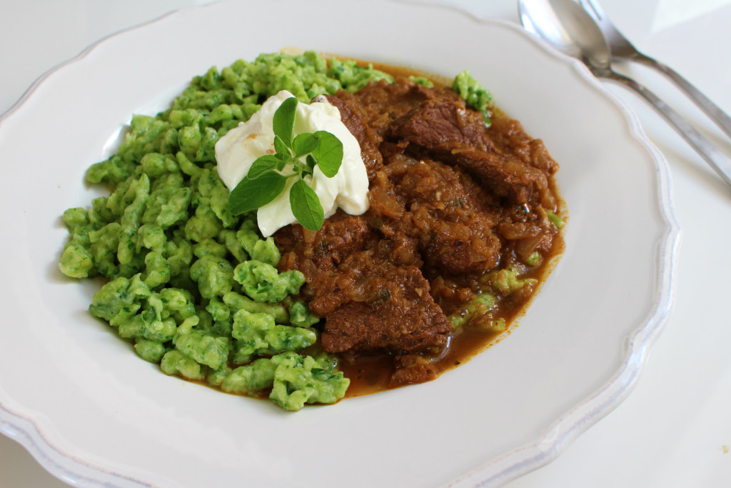 Rindsgulasch mit Bärlauchspätzle