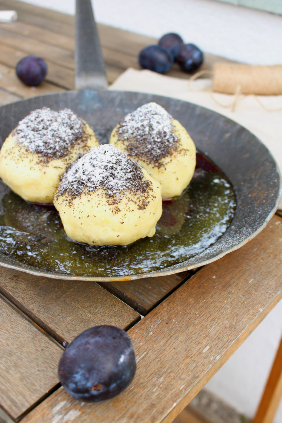 Beschwipste Zwetschgen Knödel mit Mohn - nonolicious