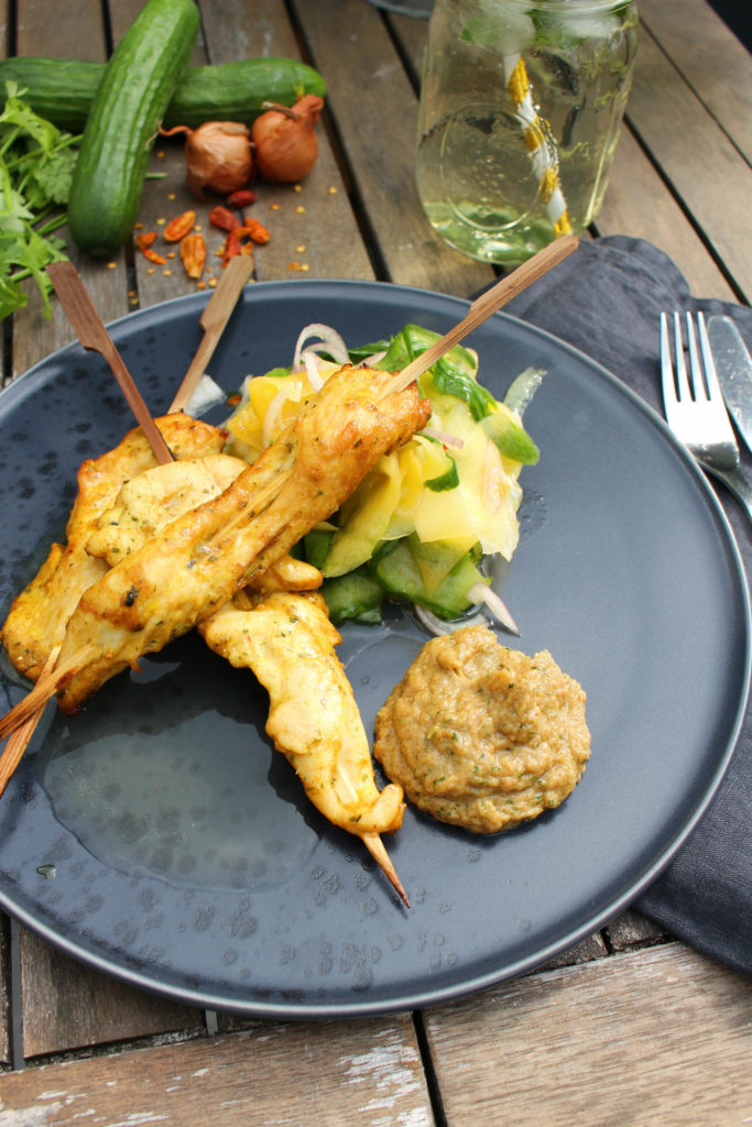 Hühnerspieße mit Mango-Gurken-Salat &amp; Erdnussdip - nonolicious