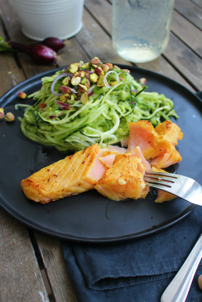 Zucchini-Gurken- Salat mit Avocado Dressing &amp; Lachs - nonolicious