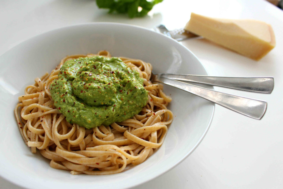 Vollkornlinguine mit Avocado-Pesto