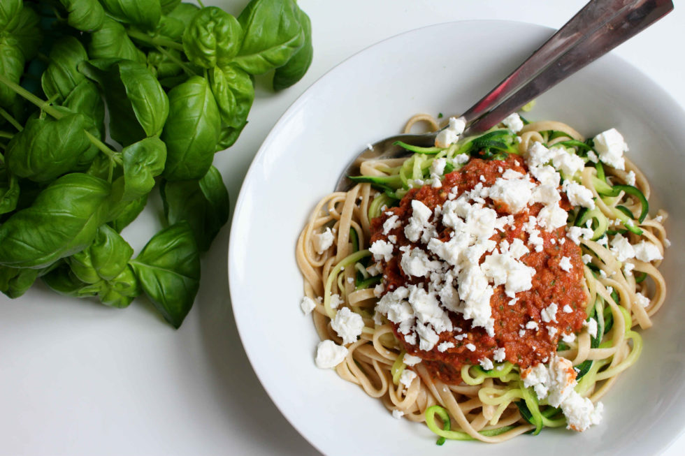 Zucchininudeln mit "Pesto" und Fetakäse