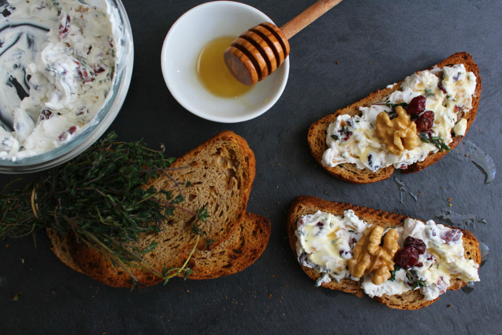 Knuspriges Brot mit Walnuss-Cranberry-Ziegenfrischkäse