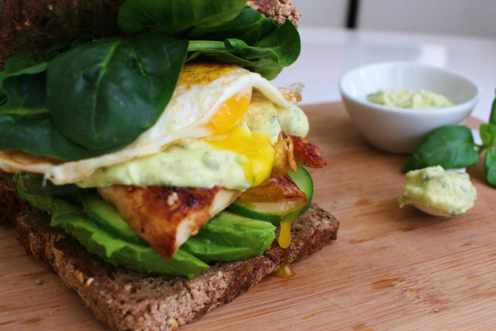 Huhn - Avocado - Sandwich mit Basilikum-Mayo