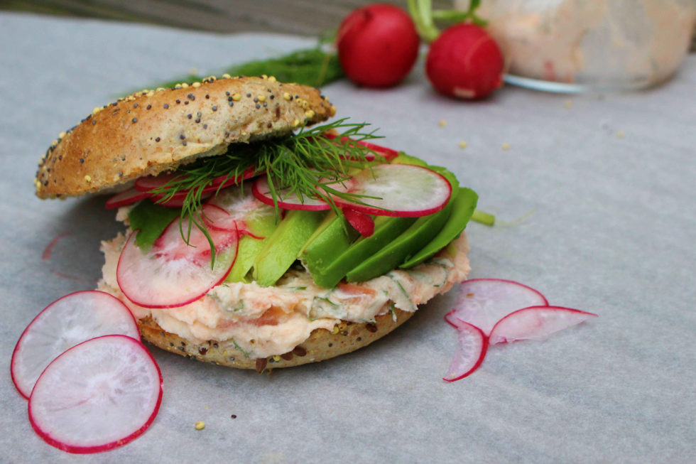 Bagel mit Lachs-Frischkäse und Avocado