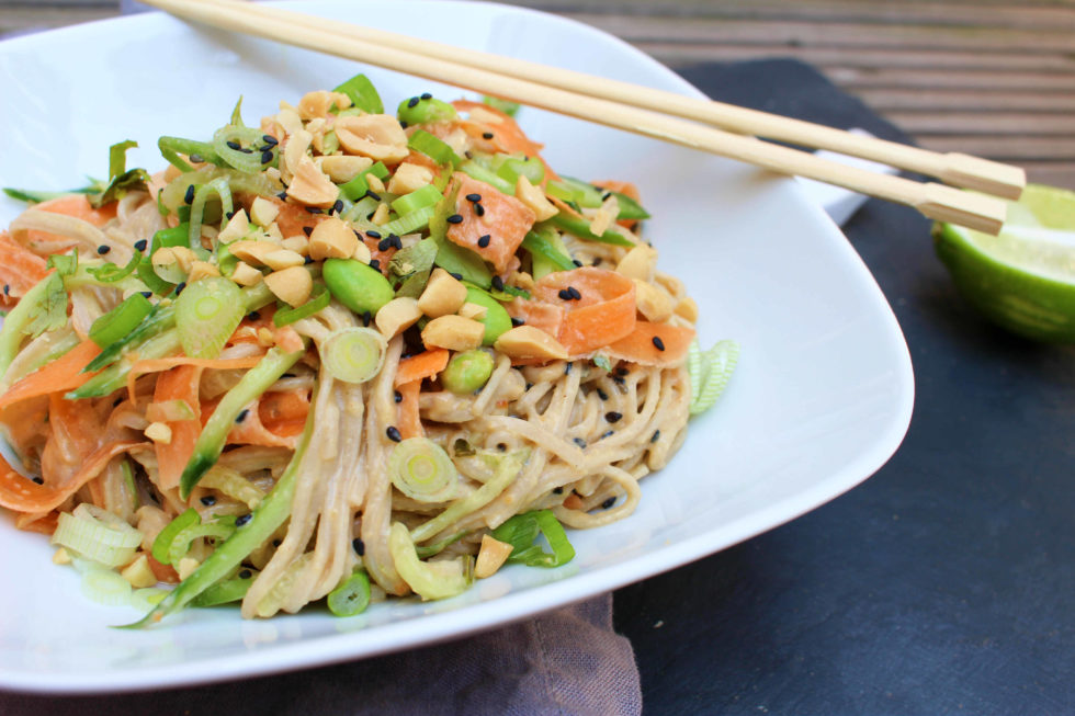 Soba Nudelsalat mit Erdnussdressing (vegan)