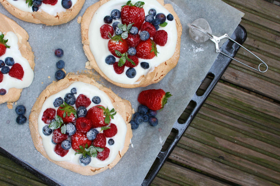 Pavlova mit Beeren