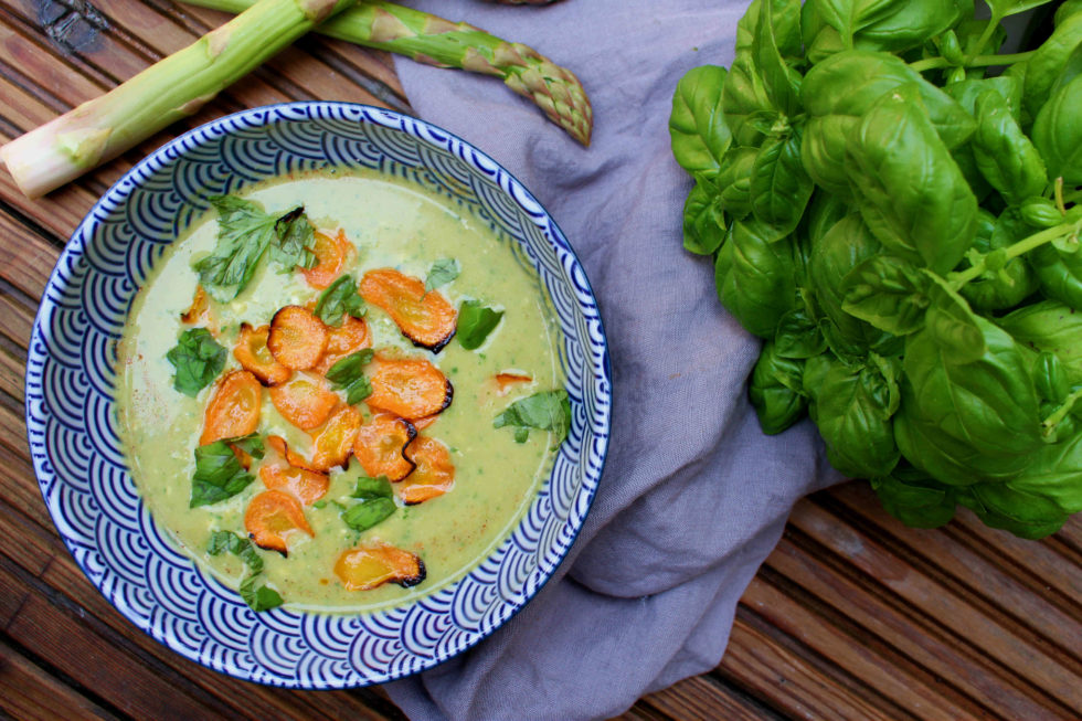 Spargel-Basilikum-Suppe mit Karottenchips