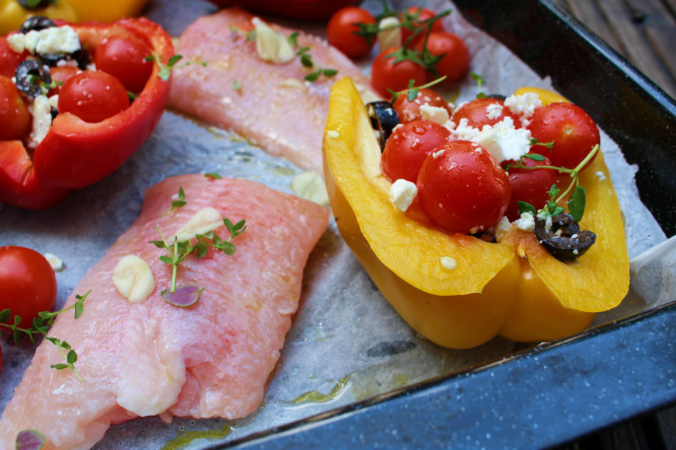 Wels mit Oliven-Feta-Paprika Schiffchen