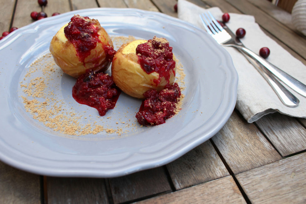 Bratäpfel mit Cheesecake-Füllung und Cranberry-Kompott