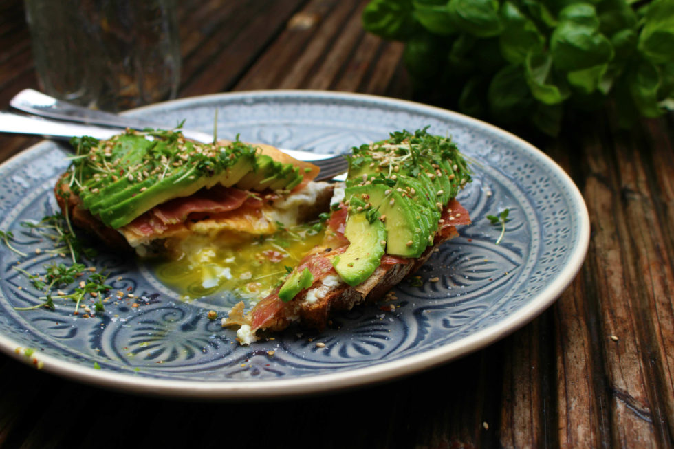 Frühstücksbrot mit Ei, Avocado & Prosciutto