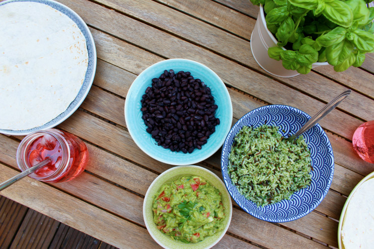 vegane Tortilla mit Koriander-Reis und schwarzen Bohnen - nonolicious