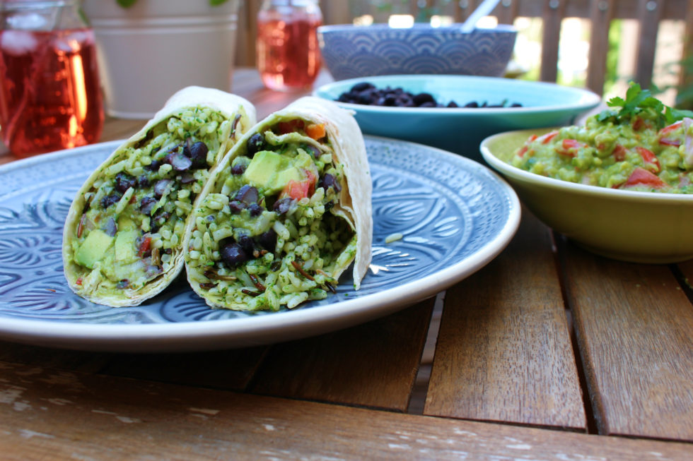 vegane Tortilla mit Koriander-Reis und schwarzen Bohnen