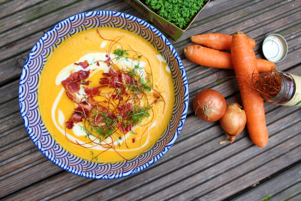 Apfel-Karotten-Suppe mit Speckwürfeln