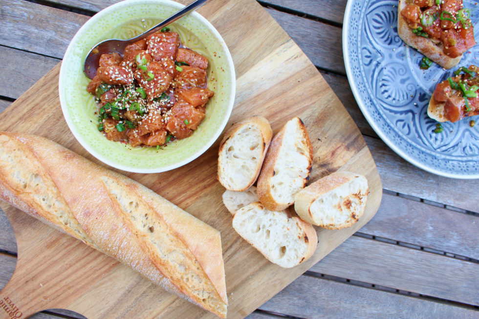 Lachs Poké auf knusprigen Ciabatta