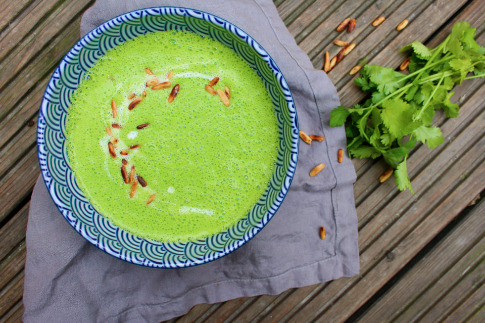 Erbsensuppe mit Koriander & gerösteten Pinienkernen