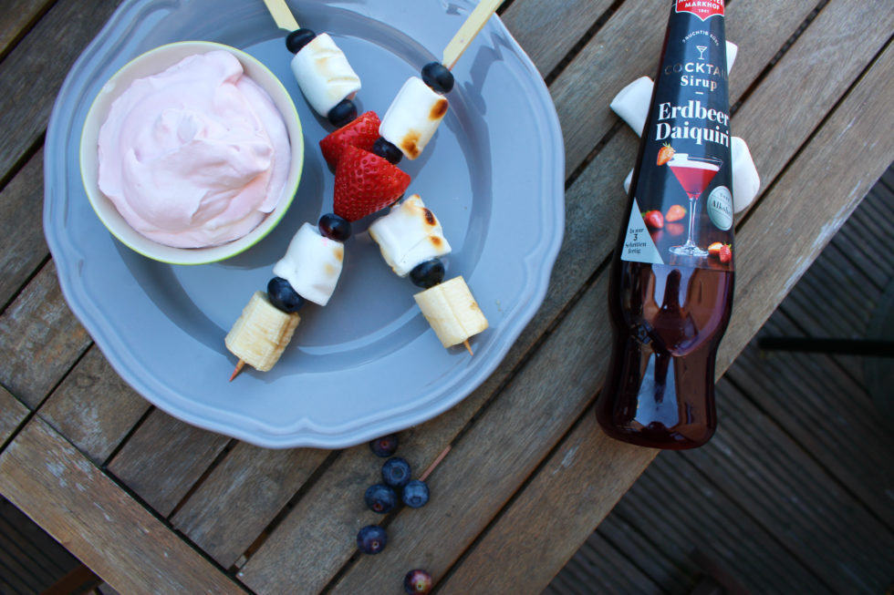 Marshmallow Spieße vom Grill mit Sirupsahne