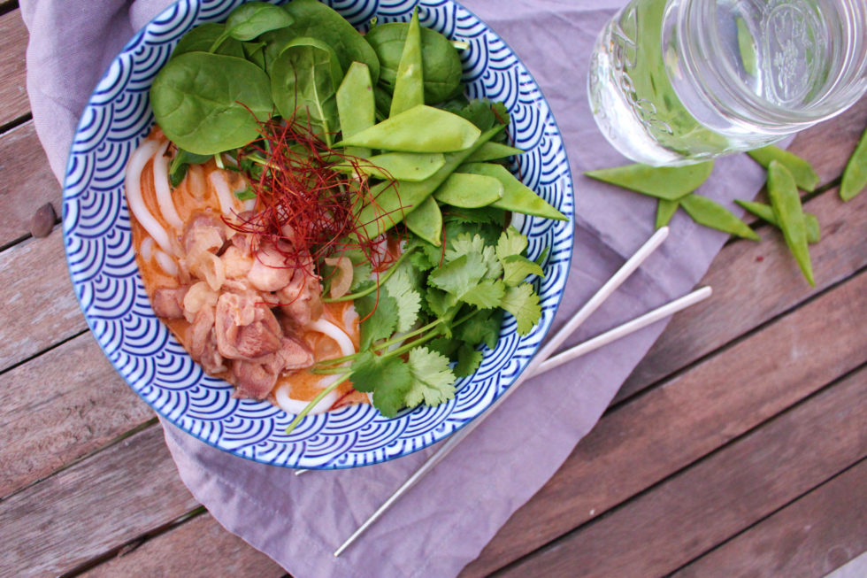 Udon Bowl mit roter Curry-Kokos-Suppe und Huhn