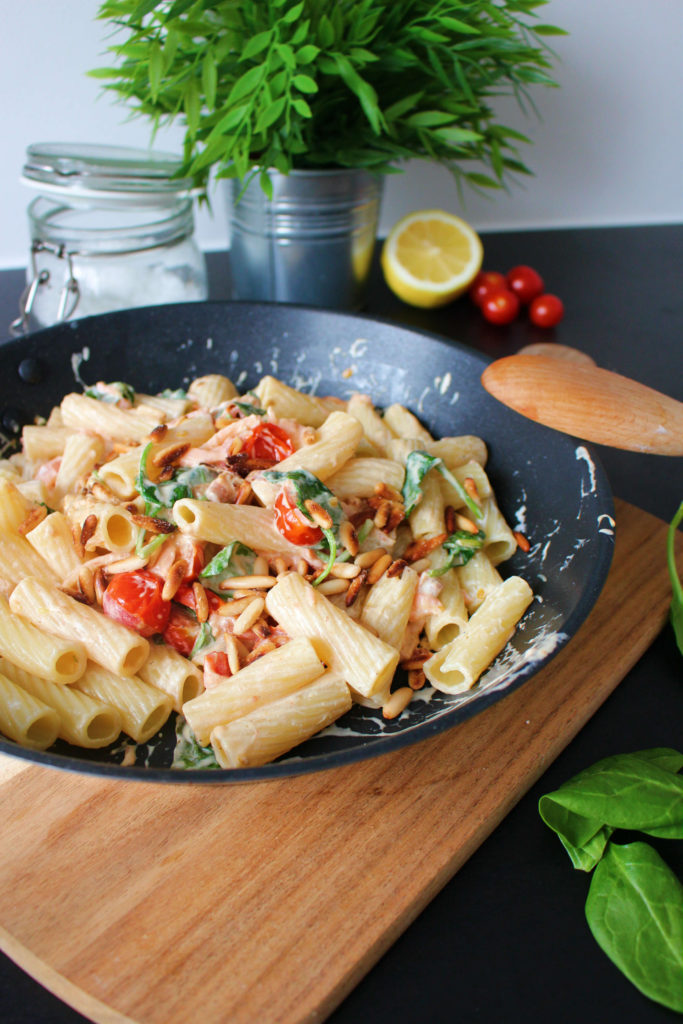 Nudeln mit Lachs Blattspinat Frischkäse Soße - nonolicious