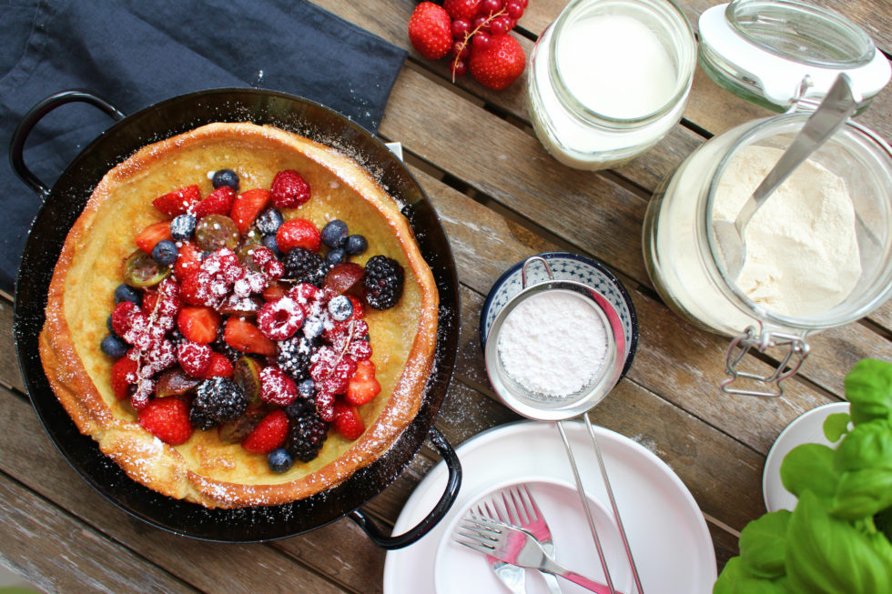 Dutch Baby mit frischen Beeren