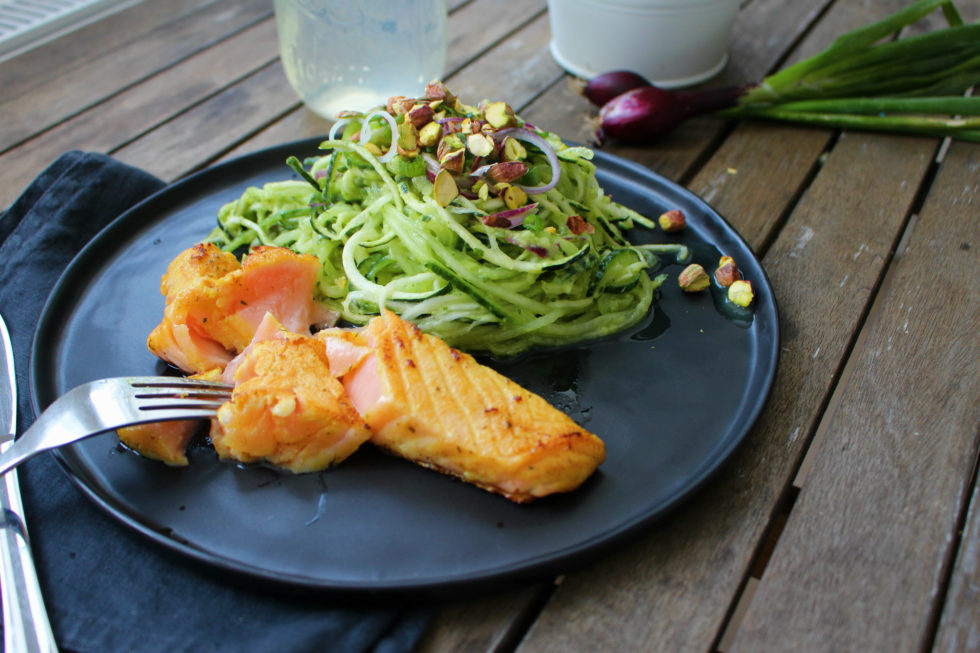 Zucchini-Gurken- Salat mit Avocado Dressing & Lachs