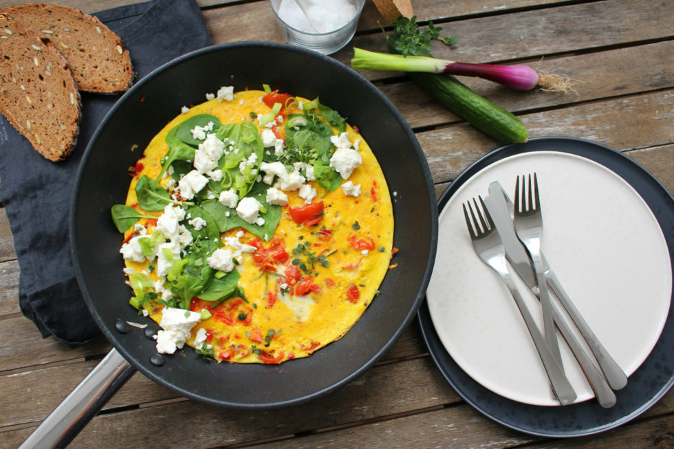 Mediterranes Omelette mit Tomaten & Fetakäse