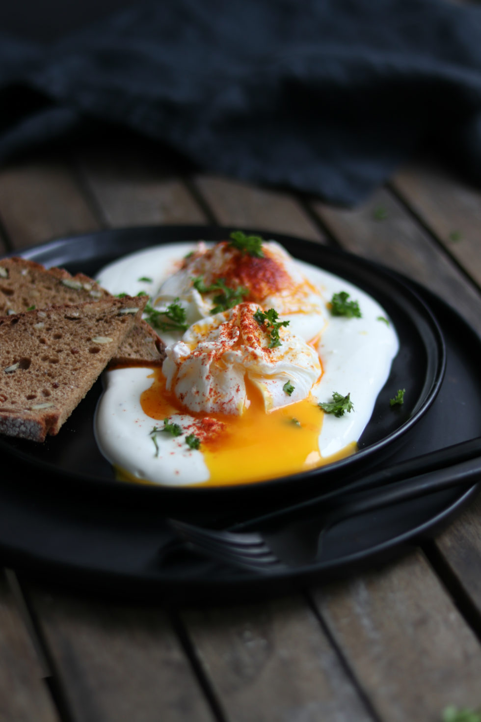 Pochierte Eier mit Joghurt &amp; Gewürzbutter - nonolicious
