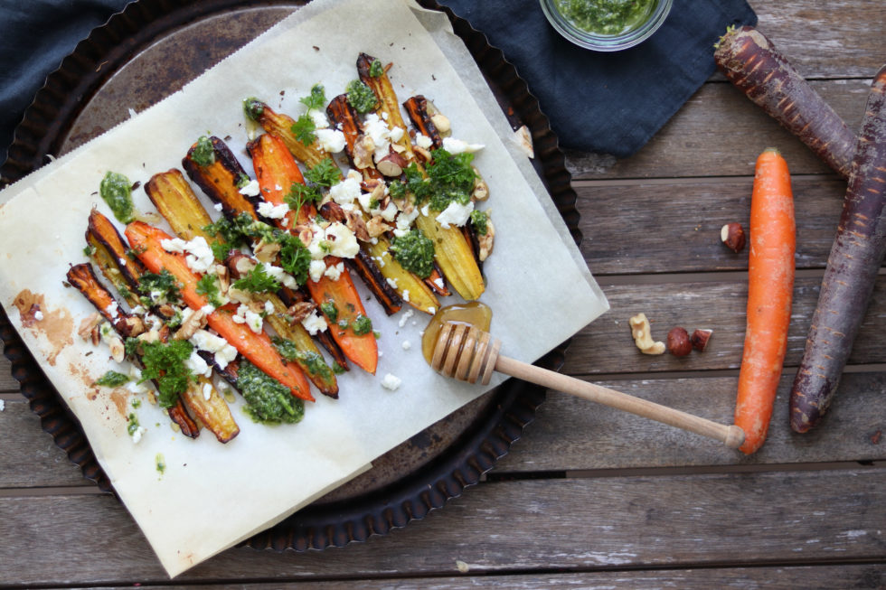 Ofen Karotten mit Feta, Nüssen, Honig & Kräuterpesto