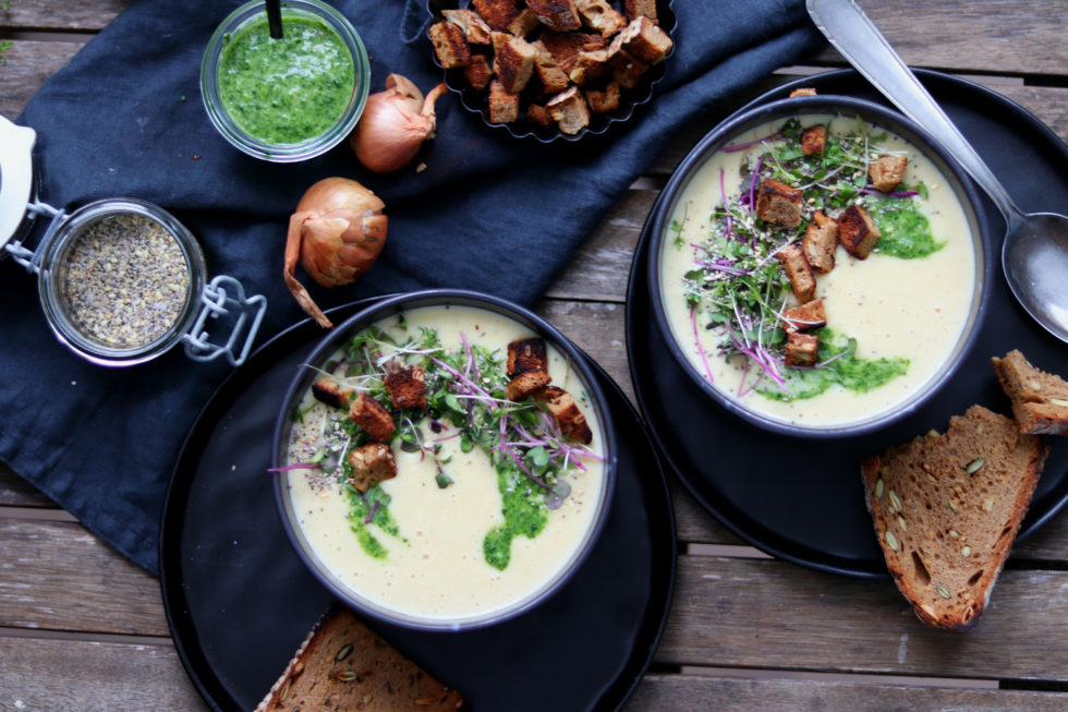 Kartoffelsuppe mit Vogerlsalatpesto & Brotwürfeln