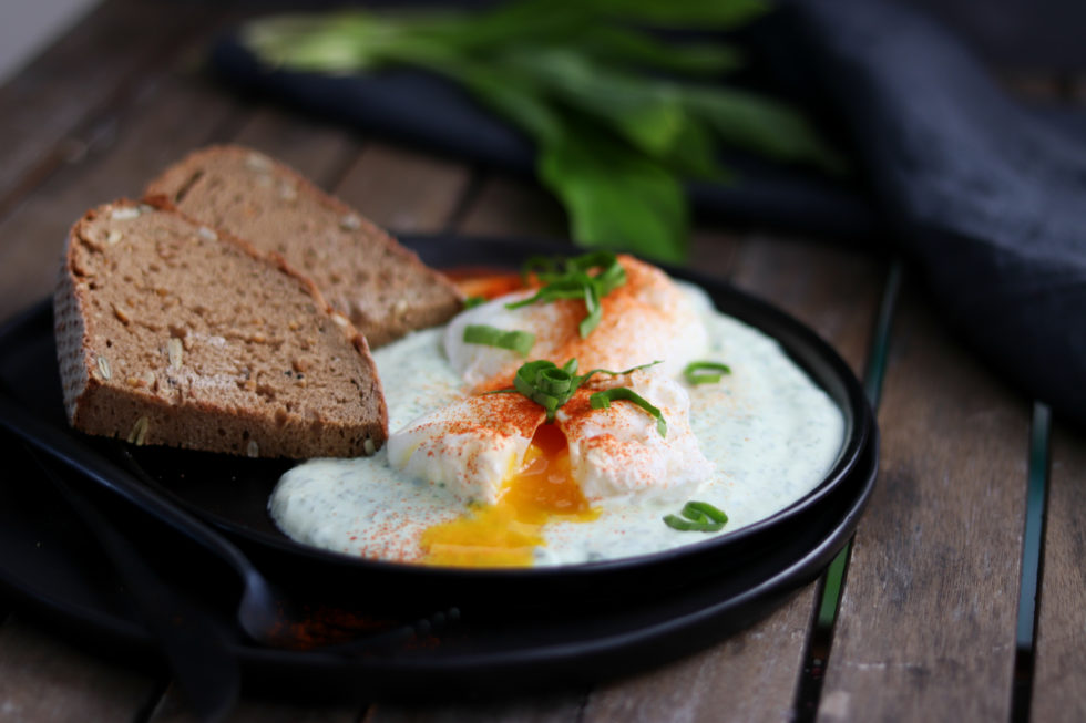 schnelles Frühstück, oder: pochierte Eier mit Bärlauch Joghurt