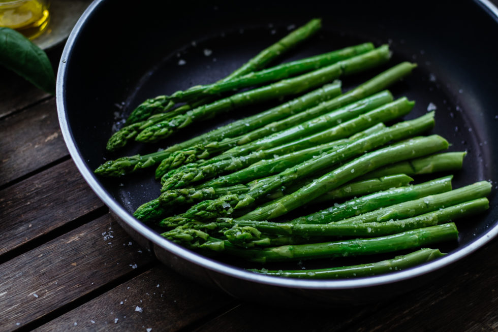 grüner Spargel Pfanne anbraten